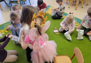 Dziewczynki się przytulają po złożonych życzeniach.