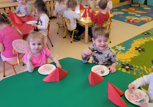 Dzieci uczestniczą w urodzinowym poczęstunku.