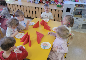 Pamiątkowe zdjęcie podczas jedzenia tortu.