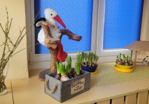 "Pierwsze wiosenne kwiaty" - kącik przyrody.