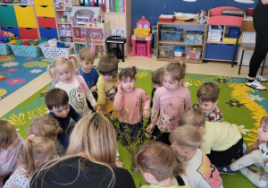 Dzieci sprawdzają czy ziemia w doniczkach jest mokra.