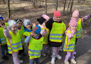 Pamiątkowe zdjęcie grupy Pszczółek podczas spaceru.