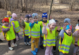 Pamiątkowe zdjęcie dzieci z grupy Pszczółek podczas spaceru do parku.