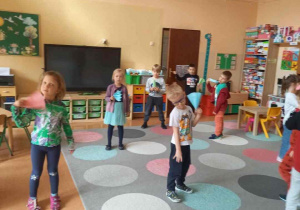 Dzieci ochładzają się samodzielnie wykonanymi wachlarzami.