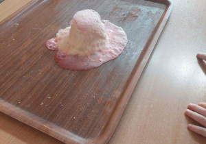 Dzieci obserują reakcje sody z octem - wybucha wulkan.