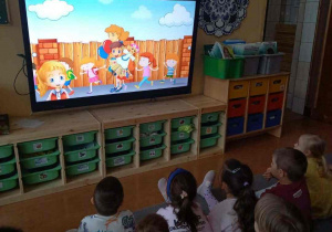 Dzieci oglądają filmik o topieniu Marzanny.