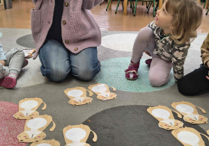 Dzieci rozwiązują zagadki dotyczące odżywiania kotów.
