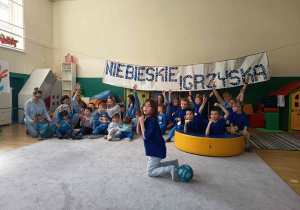 Zdjęcie grupowe uczestników Niebieskich Igrzysk.