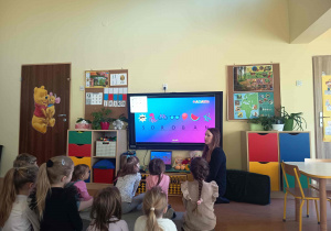 Dzieci przygotowują się do nauki programowania.