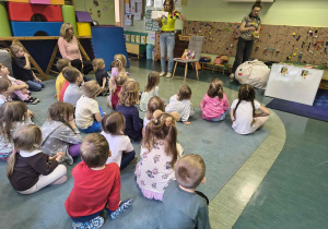 Dzieci słuchały opowieści czytanej przez autorkę książki.