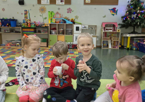 Dzieci sprawdzają lupką czy śnieg jest czysty.