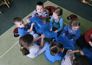 Dzieci bawią się w rzekę.