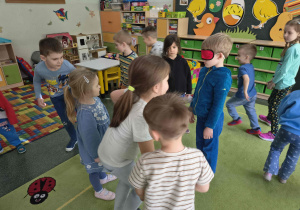 Dzieci jako niebieskie motyle szukają niebieskiego kwiata.