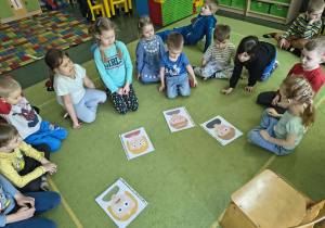 Dzieci określają i naśladują emocje.