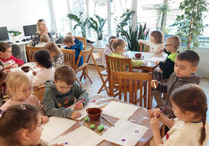 Dzieci poznają technikę pracy - kolorowanie mazakami a następnie moczenie gąbeczkami.