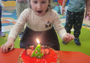 Zosia uśmiecha się na widok tortu.