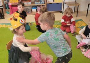 Chłopiec życzy Zosi wszystkiego najlepszego.