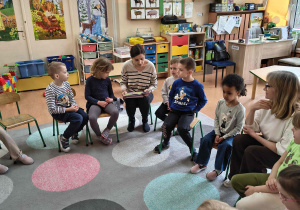 Dzieci poznają różne talenty w opowiadaniu czytanym przez rodzica.