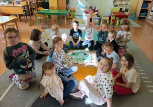 Dzieci biorą udział w zajęciach dydaktycznych z okazji Dnia Ziemi.