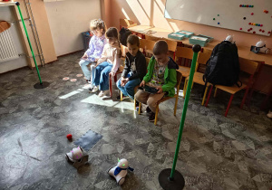 Dzieci zaangażowane w zajęcia edukacyjne z robotyki.