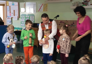 Dzieci uczą się używać instrumentów muzycznych.
