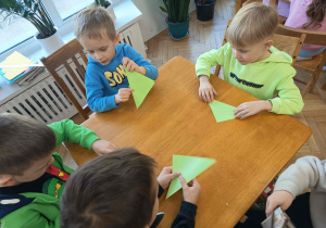Dzieci rozwijają zdolności manualne i precyzję ruchów rąk.