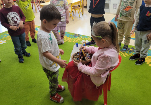 Chłopiec składa życzenia urodzinowe.