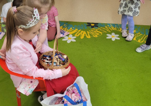 Dziewczynka przytula jubilatkę i składa życzenia.