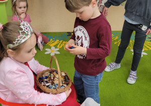 Chłopiec ogląda wybranego cukierka urodzinowego.
