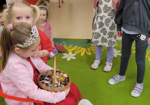 Dziewczynka przytula jubilatkę.