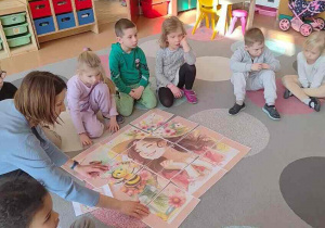 Dzieci układają puzzle pt. Wiosna.
