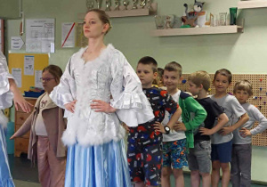 Dzieci uczą się podstawowych kroków poloneza.