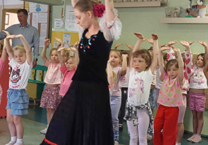 Dziewczynki uczą się podstawowych kroków czardasza.