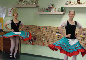 Tancerki wykonujące taniec polka.