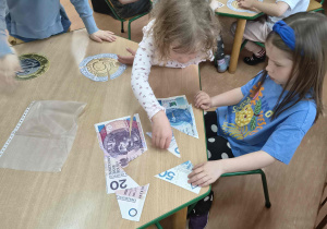 Dzieci układają puzzle.