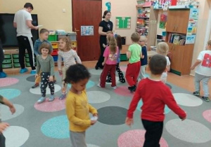 Dzieci w czasie zabawy ruchowej.