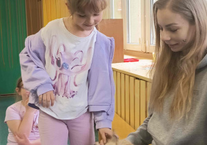 Dzieci uczą się, jak bezpiecznie głaskać i zachowywać się w obecności zwierzęcia.