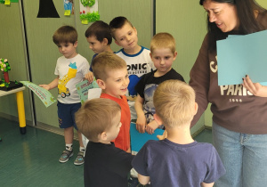 Nauczycielka wręcza dzieciom z grupy II dyplomy.