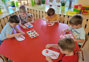 Dzieci wykonują pracę na Dzień Rodziny.