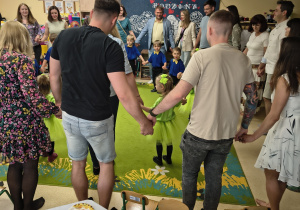 "Nasze koło" - zabawa z rodzicami przy piosence.
