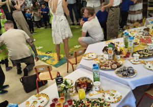 Dzieci tańczą ze swoimi rodzicami.