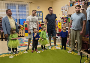 Rodzice słuchają zasad konkursu.