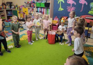 Dzieci śpiewają sto lat dla jubilata.