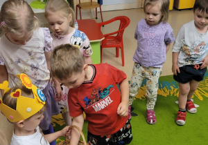 Chłopiec częstuje się cukierkiem.
