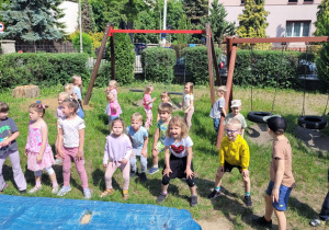 Dzieci naśladują ruchy pokazane przez panią rytmiczkę.