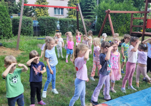 Dzieci uczestniczą w zabawach muzyczno-ruchowych.