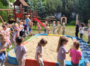 Dzień Dziecka - zabawy muzyczno-ruchowe w ogrodzie przedszkolnym dla dzieci z grupy I i II