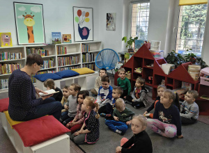 Biedronki na zajęciach w bibliotece