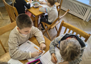 Dzieci odkodowują ukryty obrazek.