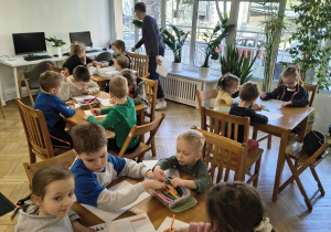 Przedszkolaki wykonują kartę pracy.